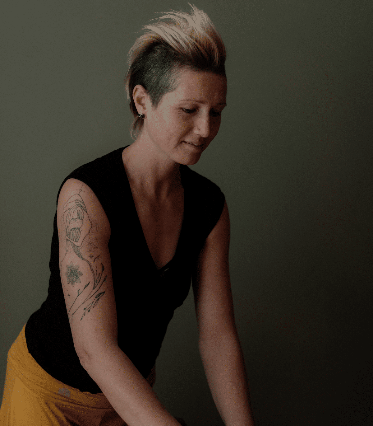 Relaxing Shoulder Massage by a Skilled Massage Therapist in Victoria Massage therapist in Victoria giving a shoulder massage in a beautiful room